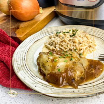 chicken with onion gravy and melted cheese (French onion chicken)